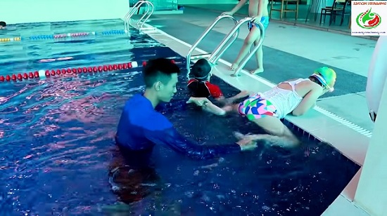 Dạy bơi ếch cho trẻ em đúng kỹ thuật cần tuân thủ các bước hướng dẫn chi tiết